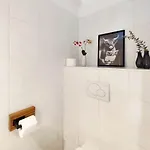 Flair-apartments 'apartment Naehe Schlosspark', 300 M Bahnhof, Innenstadt Stadtteil Schoetmar, Fuer Urlaub Oder Geschaeftsreise, Separater Eingang, 24 Std Check-in,wlan, Streaming-fernseher, Kueche, Regendusche, Doppelbett, 2 Schlafsofa