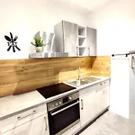 Apartmán Flair-apartments 'apartment Naehe Schlosspark', 300 M Bahnhof, Innenstadt Stadtteil Schoetmar, Fuer Urlaub Oder Geschaeftsreise, Separater Eingang, 24 Std Check-in,wlan, Streaming-fernseher, Kueche, Regendusche, Doppelbett, 2 Schlafsofa