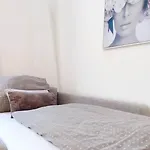 Flair-apartments 'apartment Naehe Schlosspark', 300 M Bahnhof, Innenstadt Stadtteil Schoetmar, Fuer Urlaub Oder Geschaeftsreise, Separater Eingang, 24 Std Check-in,wlan, Streaming-fernseher, Kueche, Regendusche, Doppelbett, 2 Schlafsofa Apartmán