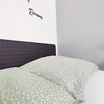 Flair-apartments 'apartment Naehe Schlosspark', 300 M Bahnhof, Innenstadt Stadtteil Schoetmar, Fuer Urlaub Oder Geschaeftsreise, Separater Eingang, 24 Std Check-in,wlan, Streaming-fernseher, Kueche, Regendusche, Doppelbett, 2 Schlafsofa Bad Salzuflen