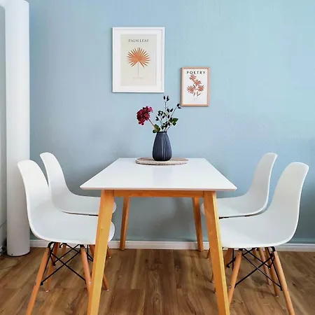 Flair-apartments 'apartment Naehe Schlosspark', 300 M Bahnhof, Innenstadt Stadtteil Schoetmar, Fuer Urlaub Oder Geschaeftsreise, Separater Eingang, 24 Std Check-in,wlan, Streaming-fernseher, Kueche, Regendusche, Doppelbett, 2 Schlafsofa *