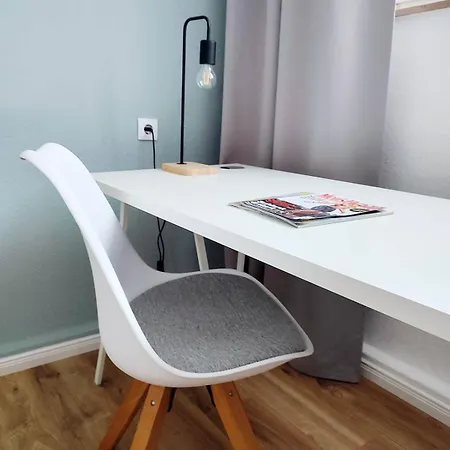 50 Qm Fuer 4 Personen, Monteure Oder Geschaeftsreisende, Smart-tv, Wlan, Separater Eingang, 24 Std Check-in, Doppelbett, 2 Schlafsofa, 50 M Bis Zum Schlosspark, Lebensmittelgeschaefte In Der Naehe