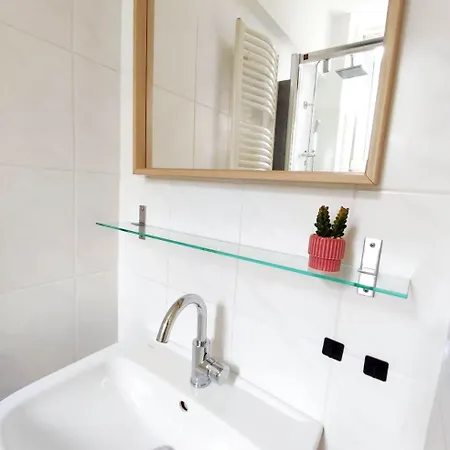 Flair-apartments 'apartment Naehe Schlosspark', 300 M Bahnhof, Innenstadt Stadtteil Schoetmar, Fuer Urlaub Oder Geschaeftsreise, Separater Eingang, 24 Std Check-in,wlan, Streaming-fernseher, Kueche, Regendusche, Doppelbett, 2 Schlafsofa アパート バート・ザルツフレン