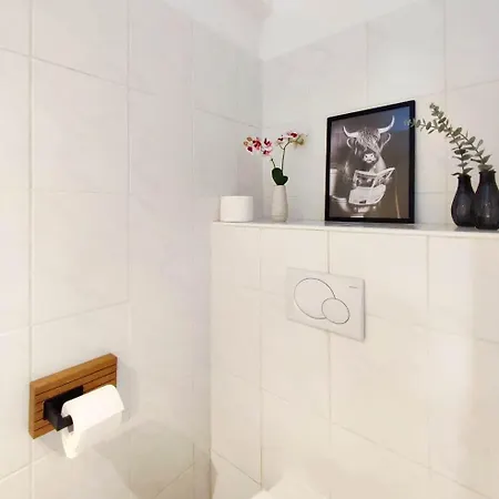 Flair-apartments 'apartment Naehe Schlosspark', 300 M Bahnhof, Innenstadt Stadtteil Schoetmar, Fuer Urlaub Oder Geschaeftsreise, Separater Eingang, 24 Std Check-in,wlan, Streaming-fernseher, Kueche, Regendusche, Doppelbett, 2 Schlafsofa