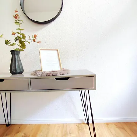 Flair-apartments 'apartment Naehe Schlosspark', 300 M Bahnhof, Innenstadt Stadtteil Schoetmar, Fuer Urlaub Oder Geschaeftsreise, Separater Eingang, 24 Std Check-in,wlan, Streaming-fernseher, Kueche, Regendusche, Doppelbett, 2 Schlafsofa