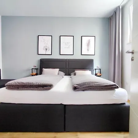 Daire 50 Qm Fuer 4 Personen, Monteure Oder Geschaeftsreisende, Smart-tv, Wlan, Separater Eingang, 24 Std Check-in, Doppelbett, 2 Schlafsofa, 50 M Bis Zum Schlosspark, Lebensmittelgeschaefte In Der Naehe *