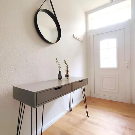 Flair-apartments 'apartment Naehe Schlosspark', 300 M Bahnhof, Innenstadt Stadtteil Schoetmar, Fuer Urlaub Oder Geschaeftsreise, Separater Eingang, 24 Std Check-in,wlan, Streaming-fernseher, Kueche, Regendusche, Doppelbett, 2 Schlafsofa バート・ザルツフレン