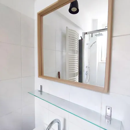 Flair-apartments 'apartment Naehe Schlosspark', 300 M Bahnhof, Innenstadt Stadtteil Schoetmar, Fuer Urlaub Oder Geschaeftsreise, Separater Eingang, 24 Std Check-in,wlan, Streaming-fernseher, Kueche, Regendusche, Doppelbett, 2 Schlafsofa アパート