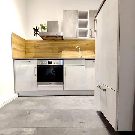 Flair-apartments 'apartment Naehe Schlosspark', 300 M Bahnhof, Innenstadt Stadtteil Schoetmar, Fuer Urlaub Oder Geschaeftsreise, Separater Eingang, 24 Std Check-in,wlan, Streaming-fernseher, Kueche, Regendusche, Doppelbett, 2 Schlafsofa アパート