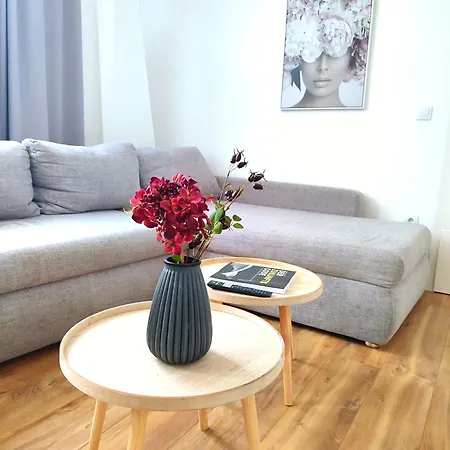 Flair-apartments 'apartment Naehe Schlosspark', 300 M Bahnhof, Innenstadt Stadtteil Schoetmar, Fuer Urlaub Oder Geschaeftsreise, Separater Eingang, 24 Std Check-in,wlan, Streaming-fernseher, Kueche, Regendusche, Doppelbett, 2 Schlafsofa *