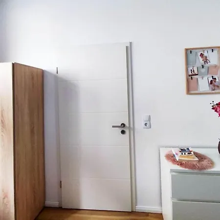 50 Qm Fuer 4 Personen, Monteure Oder Geschaeftsreisende, Smart-tv, Wlan, Separater Eingang, 24 Std Check-in, Doppelbett, 2 Schlafsofa, 50 M Bis Zum Schlosspark, Lebensmittelgeschaefte In Der Naehe Daire