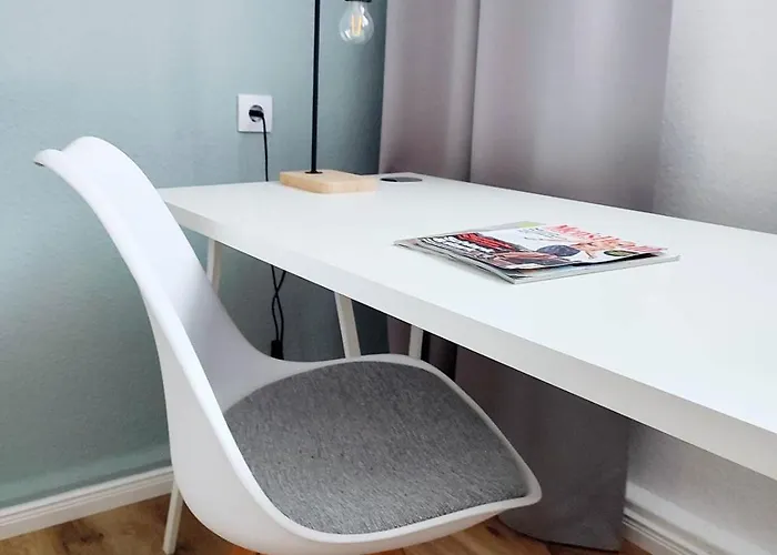 Flair-apartments 'apartment Naehe Schlosspark', 300 M Bahnhof, Innenstadt Stadtteil Schoetmar, Fuer Urlaub Oder Geschaeftsreise, Separater Eingang, 24 Std Check-in,wlan, Streaming-fernseher, Kueche, Regendusche, Doppelbett, 2 Schlafsofa