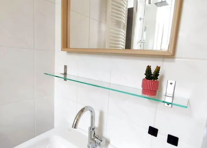 Flair-apartments 'apartment Naehe Schlosspark', 300 M Bahnhof, Innenstadt Stadtteil Schoetmar, Fuer Urlaub Oder Geschaeftsreise, Separater Eingang, 24 Std Check-in,wlan, Streaming-fernseher, Kueche, Regendusche, Doppelbett, 2 Schlafsofa Διαμέρισμα Bad Salzuflen