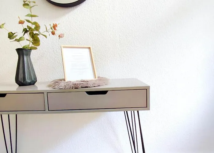 Flair-apartments 'apartment Naehe Schlosspark', 300 M Bahnhof, Innenstadt Stadtteil Schoetmar, Fuer Urlaub Oder Geschaeftsreise, Separater Eingang, 24 Std Check-in,wlan, Streaming-fernseher, Kueche, Regendusche, Doppelbett, 2 Schlafsofa