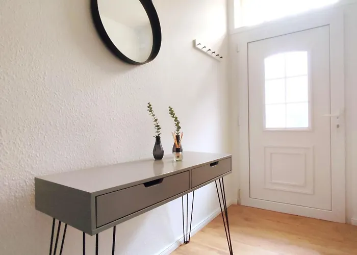 Flair-apartments 'apartment Naehe Schlosspark', 300 M Bahnhof, Innenstadt Stadtteil Schoetmar, Fuer Urlaub Oder Geschaeftsreise, Separater Eingang, 24 Std Check-in,wlan, Streaming-fernseher, Kueche, Regendusche, Doppelbett, 2 Schlafsofa Bad Salzuflen