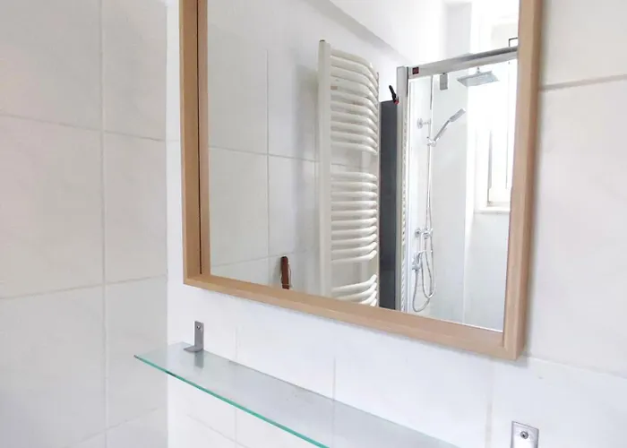 Flair-apartments 'apartment Naehe Schlosspark', 300 M Bahnhof, Innenstadt Stadtteil Schoetmar, Fuer Urlaub Oder Geschaeftsreise, Separater Eingang, 24 Std Check-in,wlan, Streaming-fernseher, Kueche, Regendusche, Doppelbett, 2 Schlafsofa Διαμέρισμα