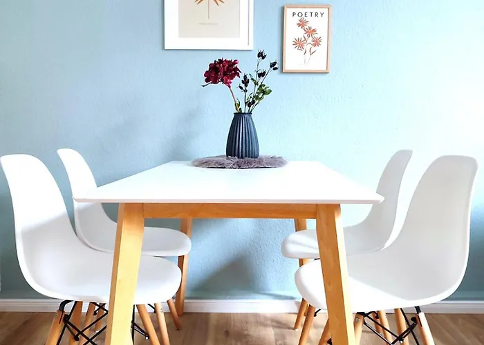 Flair-apartments 'apartment Naehe Schlosspark', 300 M Bahnhof, Innenstadt Stadtteil Schoetmar, Fuer Urlaub Oder Geschaeftsreise, Separater Eingang, 24 Std Check-in,wlan, Streaming-fernseher, Kueche, Regendusche, Doppelbett, 2 Schlafsofa * Bad Salzuflen