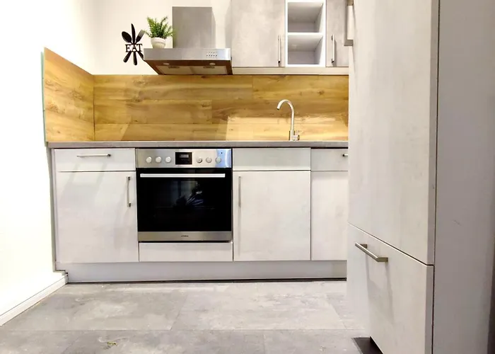 Flair-apartments 'apartment Naehe Schlosspark', 300 M Bahnhof, Innenstadt Stadtteil Schoetmar, Fuer Urlaub Oder Geschaeftsreise, Separater Eingang, 24 Std Check-in,wlan, Streaming-fernseher, Kueche, Regendusche, Doppelbett, 2 Schlafsofa Διαμέρισμα