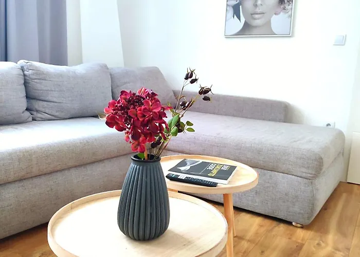 Flair-apartments 'apartment Naehe Schlosspark', 300 M Bahnhof, Innenstadt Stadtteil Schoetmar, Fuer Urlaub Oder Geschaeftsreise, Separater Eingang, 24 Std Check-in,wlan, Streaming-fernseher, Kueche, Regendusche, Doppelbett, 2 Schlafsofa *