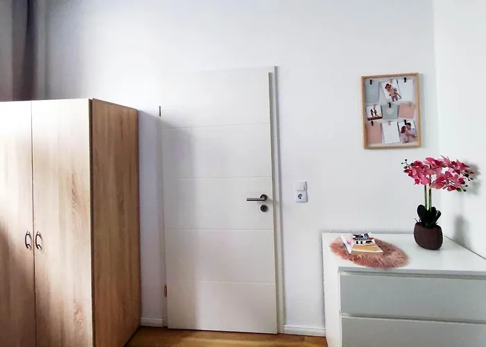 Flair-apartments 'apartment Naehe Schlosspark', 300 M Bahnhof, Innenstadt Stadtteil Schoetmar, Fuer Urlaub Oder Geschaeftsreise, Separater Eingang, 24 Std Check-in,wlan, Streaming-fernseher, Kueche, Regendusche, Doppelbett, 2 Schlafsofa Διαμέρισμα