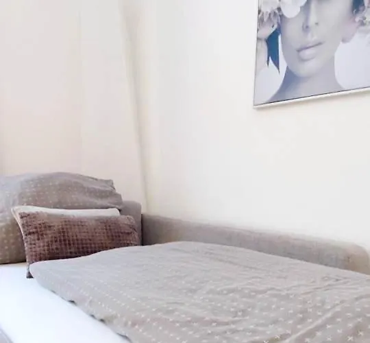 Flair-apartments 'apartment Naehe Schlosspark', 300 M Bahnhof, Innenstadt Stadtteil Schoetmar, Fuer Urlaub Oder Geschaeftsreise, Separater Eingang, 24 Std Check-in,wlan, Streaming-fernseher, Kueche, Regendusche, Doppelbett, 2 Schlafsofa Διαμέρισμα