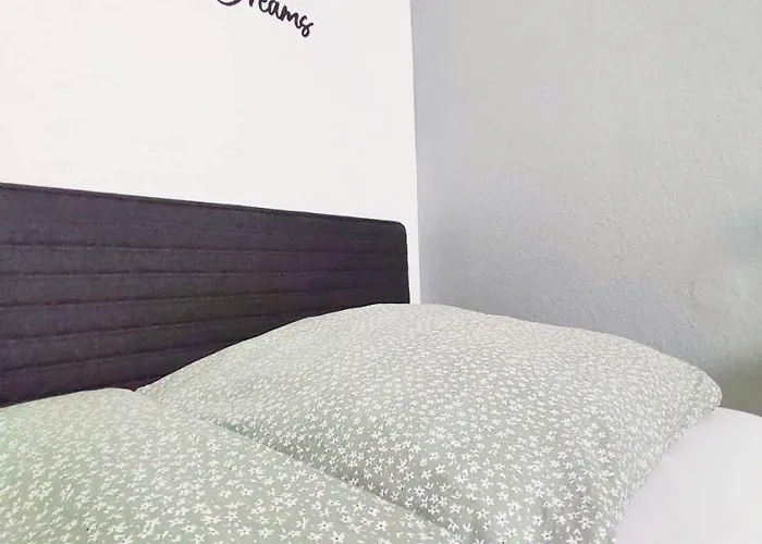 Flair-apartments 'apartment Naehe Schlosspark', 300 M Bahnhof, Innenstadt Stadtteil Schoetmar, Fuer Urlaub Oder Geschaeftsreise, Separater Eingang, 24 Std Check-in,wlan, Streaming-fernseher, Kueche, Regendusche, Doppelbett, 2 Schlafsofa Bad Salzuflen